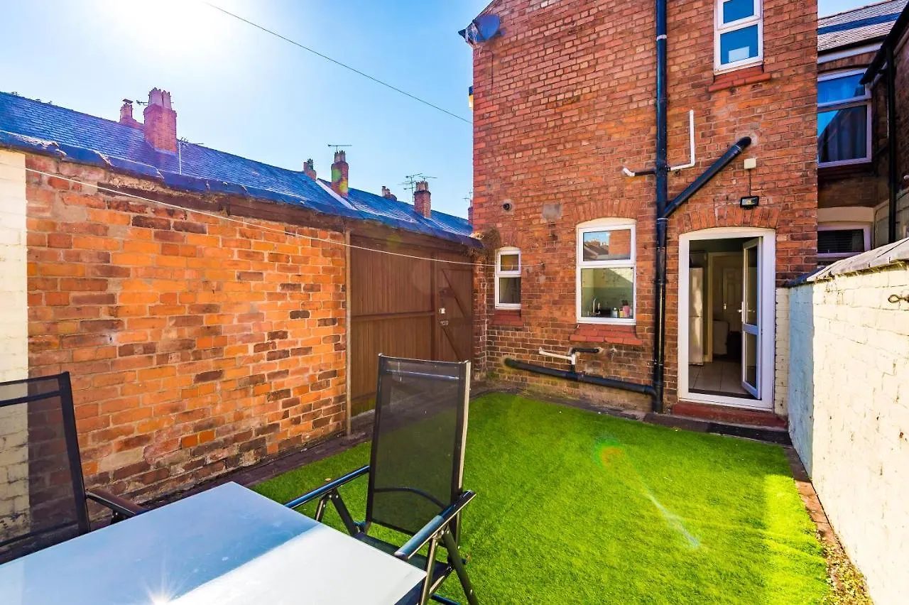 Holiday home Spacious 3-Bed House In Chester By 53 Degrees Property, Ideal For Families & Professionals, Free Parking - Sleeps 7