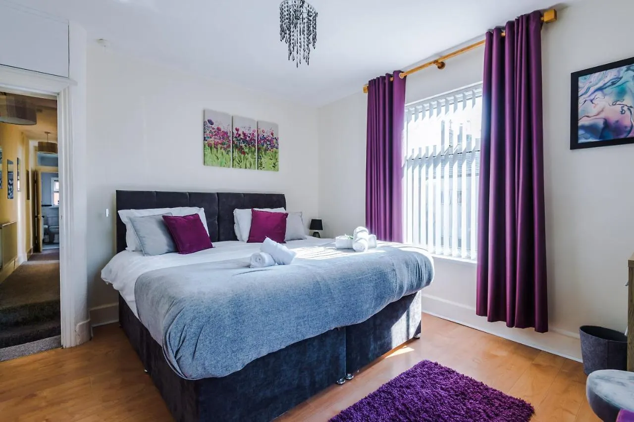 Spacious 3-Bed House In Chester By 53 Degrees Property, Ideal For Families & Professionals, Free Parking - Sleeps 7 0*,