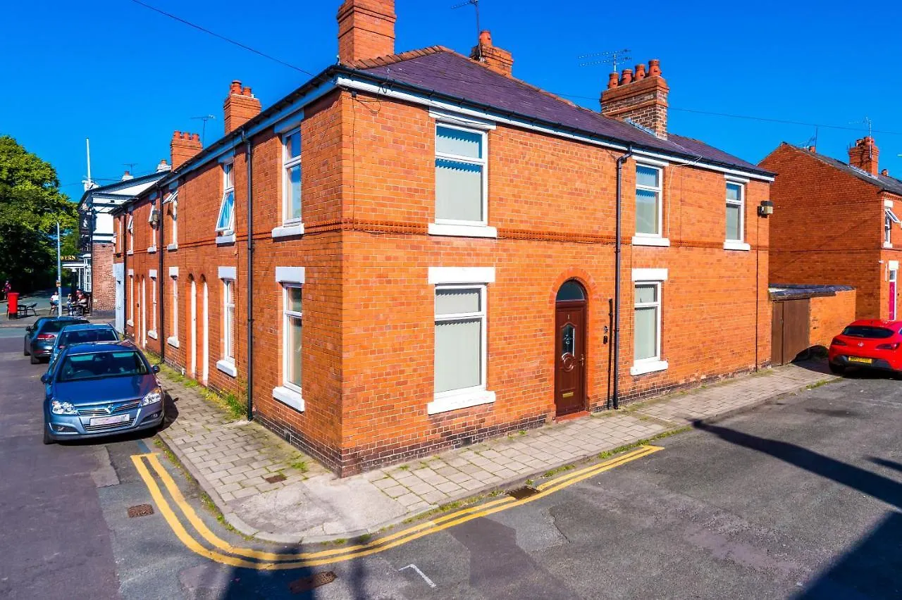 Spacious 3-Bed House In Chester By 53 Degrees Property, Ideal For Families & Professionals, Free Parking - Sleeps 7 Holiday home