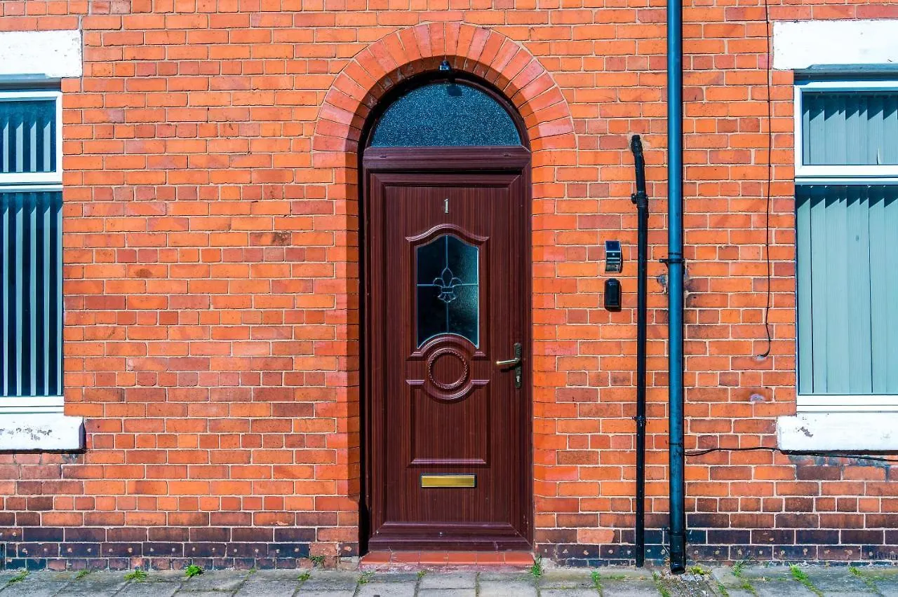 Spacious 3-Bed House In Chester By 53 Degrees Property, Ideal For Families & Professionals, Free Parking - Sleeps 7